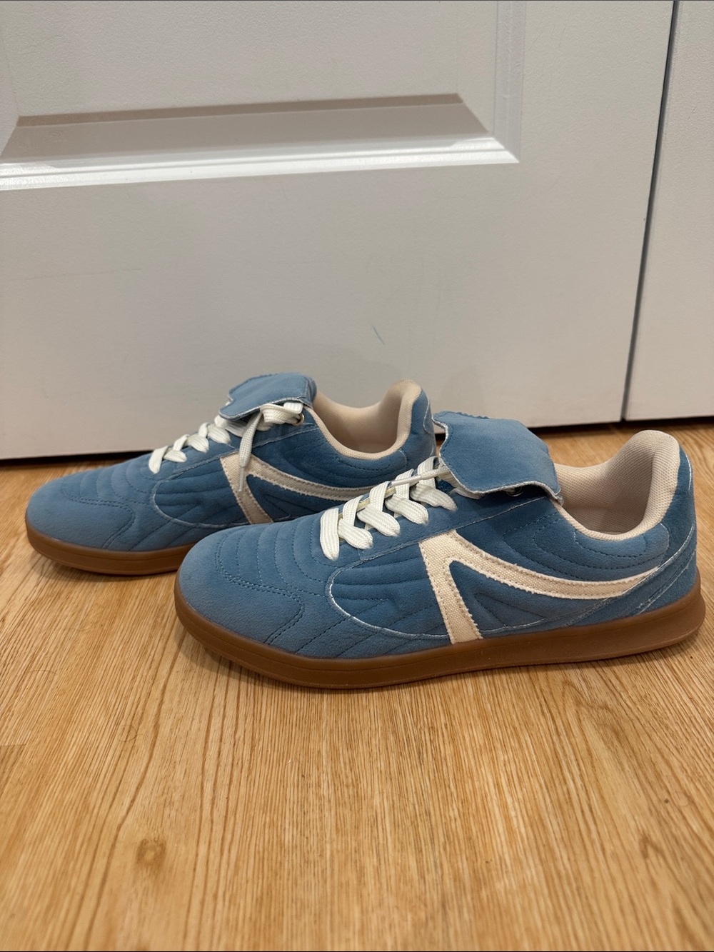 BRAND NEW NEVER WORN Women’s CUSHIONAIRE sneakers